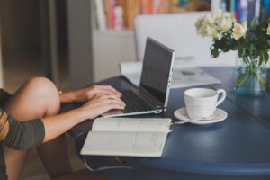 Ile kosztuje szkolenie BHP online? Ceny według rodzaju kursu i grupy zawodowej